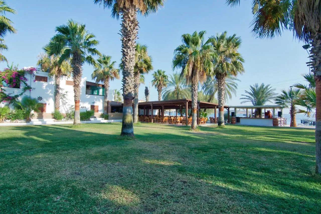 Selvi Beach Hotel Göltürkbükü 3*,